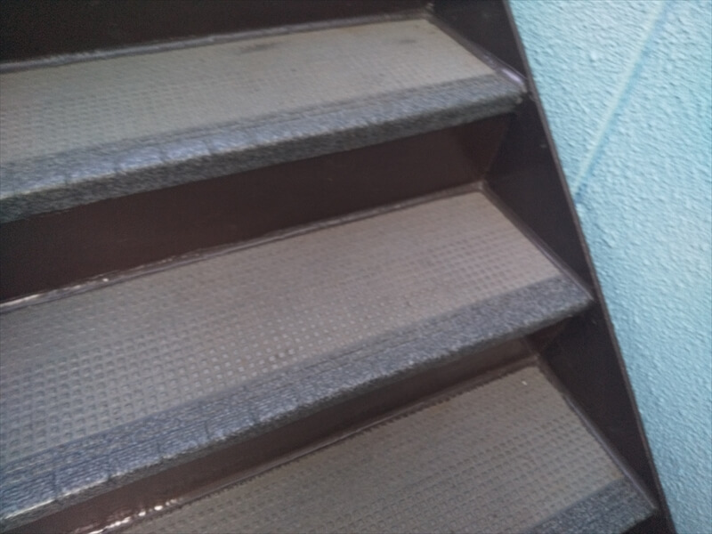 外階段を塗装しました。サビで膨れていた部分はコーキングで塞ぎました。（エスケー化研 クリーンマイルドシリコン 52-60L）